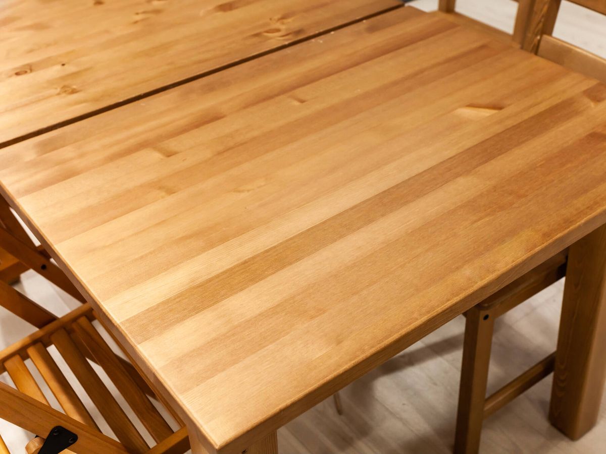 Foto: Cuatro trucos para que desaparezcan los rayones de tus muebles de madera. (iStock)