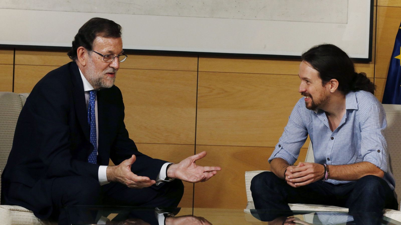 Foto: El presidente del Gobierno en funciones, Mariano Rajoy (i), y el secretario general de Podemos, Pablo Iglesias (d), durante su reunión en el Congreso de los Diputados. (EFE)