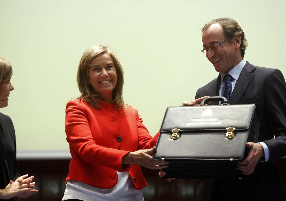Foto: El nuevo ministro de Sanidad, Alfonso Alonso, recibe la cartera de manos de Ana Mato. (Reuters)
