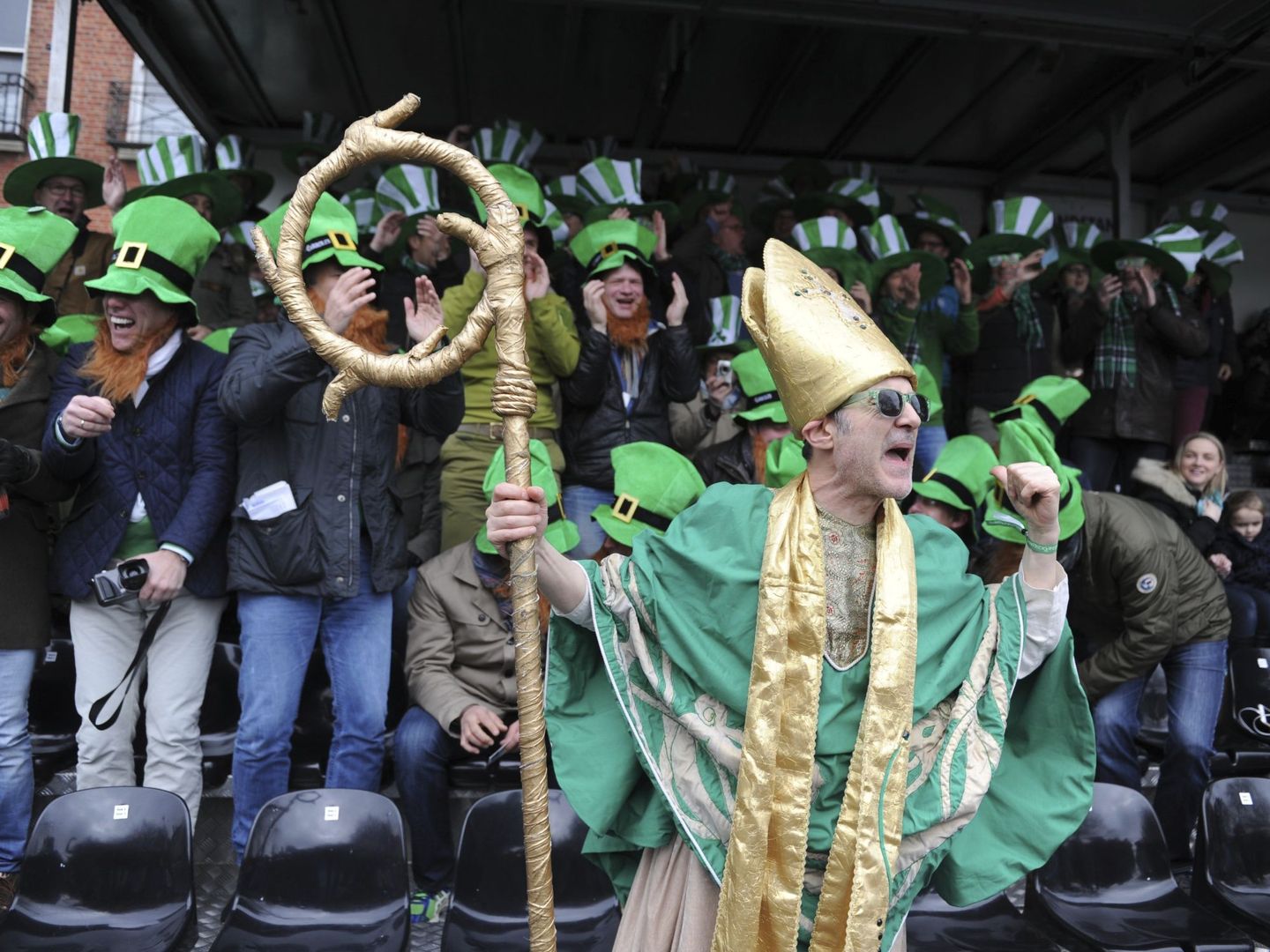 Varias personas disfrazadas participan en la festividad de San Patricio, la fiesta nacional de Irlanda. (EFE)