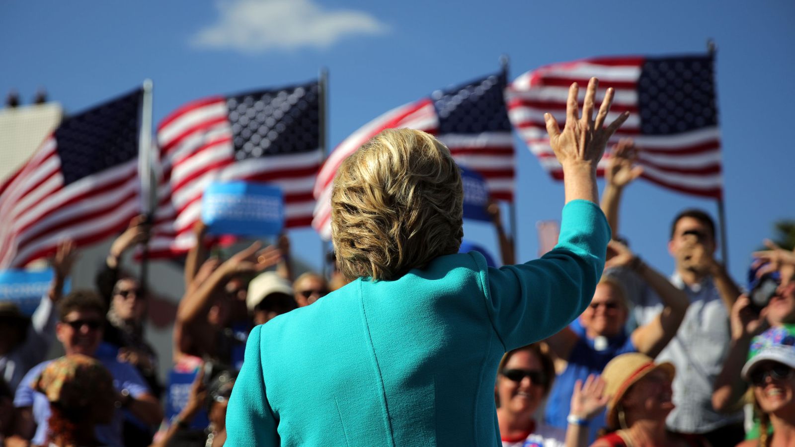 Foto: La candidata demócrata Hillary Clinton saluda a simpatizantes tras un acto de campaña en Tampa, Florida, el 26 de octubre de 2016 (Reuters). 