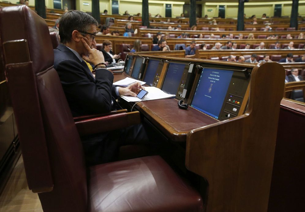 Foto: El escaño vacío de Pedro Sánchez en el Congreso, junto al del exlehendakari Patxi López, durante el pleno de este 18 de octubre. (EFE)