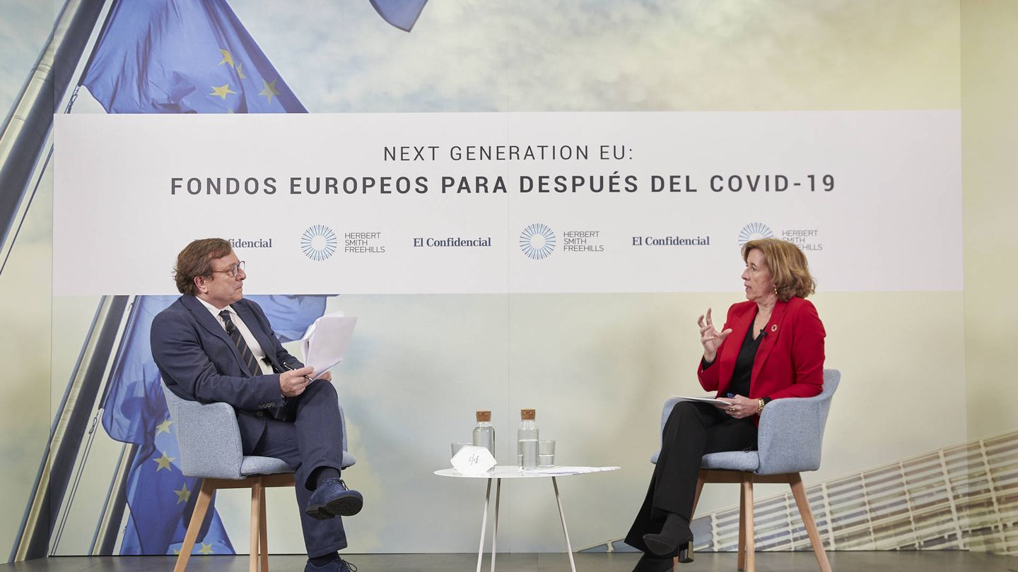 Carlos Sánchez, director adjunto de El Confidencial, y Ana de la Cueva, secretaria de Estado de Economía y Apoyo a la Empresa.