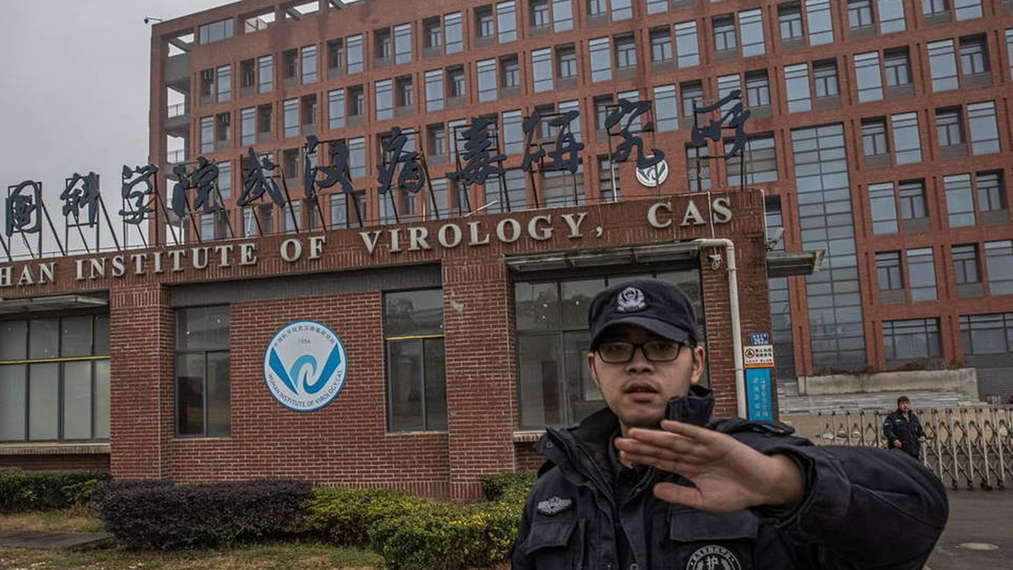 Un guarda de seguridad trata de impedir tomar fotos del Instituto de Virología de Wuhan. (EPA)