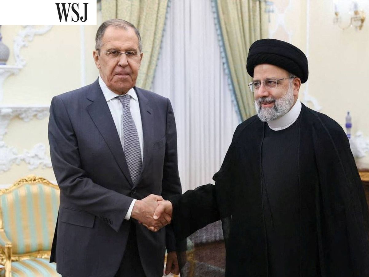 Foto: El presidente iraní, Ebrahim Raisi (dcha.), saludando al ministro de Asuntos Exteriores de Rusia, Sergei Lavrov (izq.), en octubre de 2023. (EPA/Oficina Presidencial iraní)