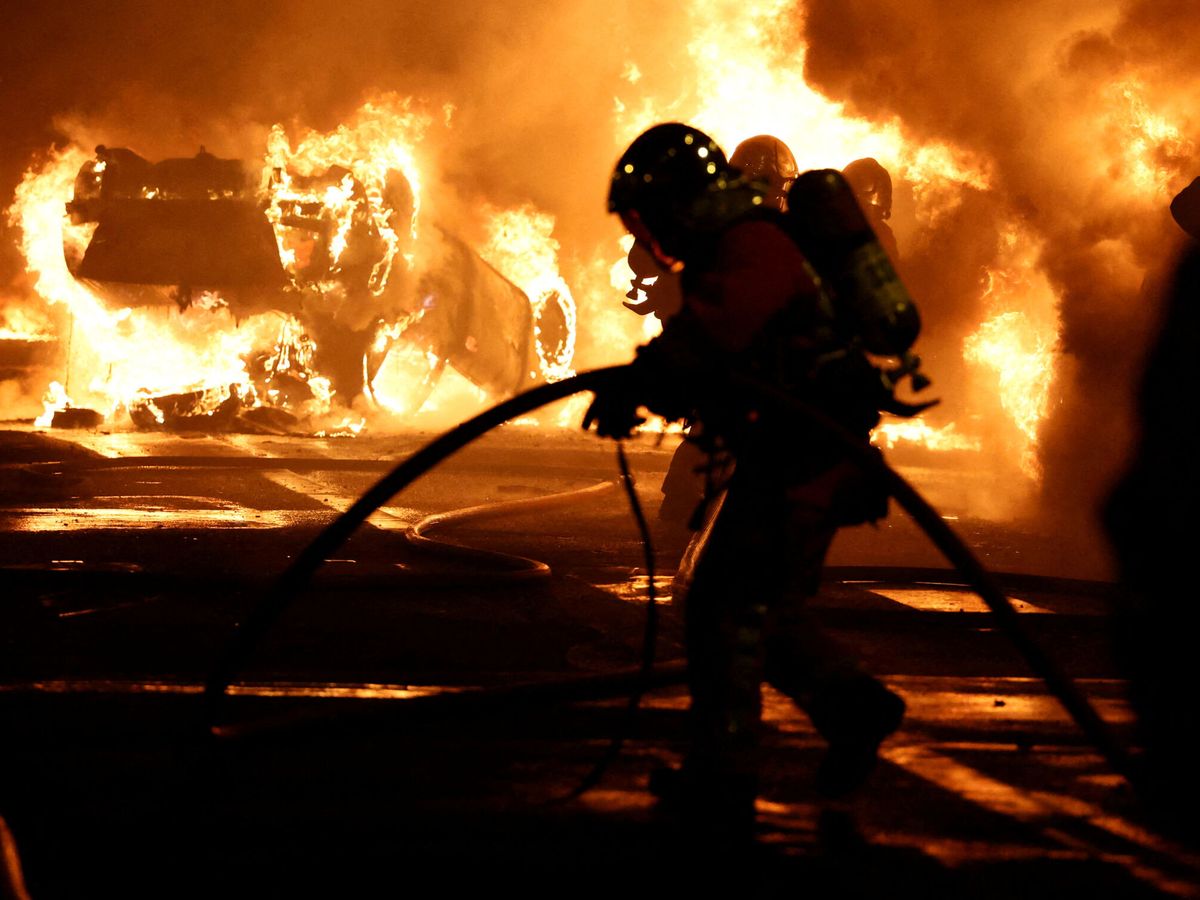 Foto: Disturbios durante la noche en Nanterre. (Reuters/Stephanie Lecocq)