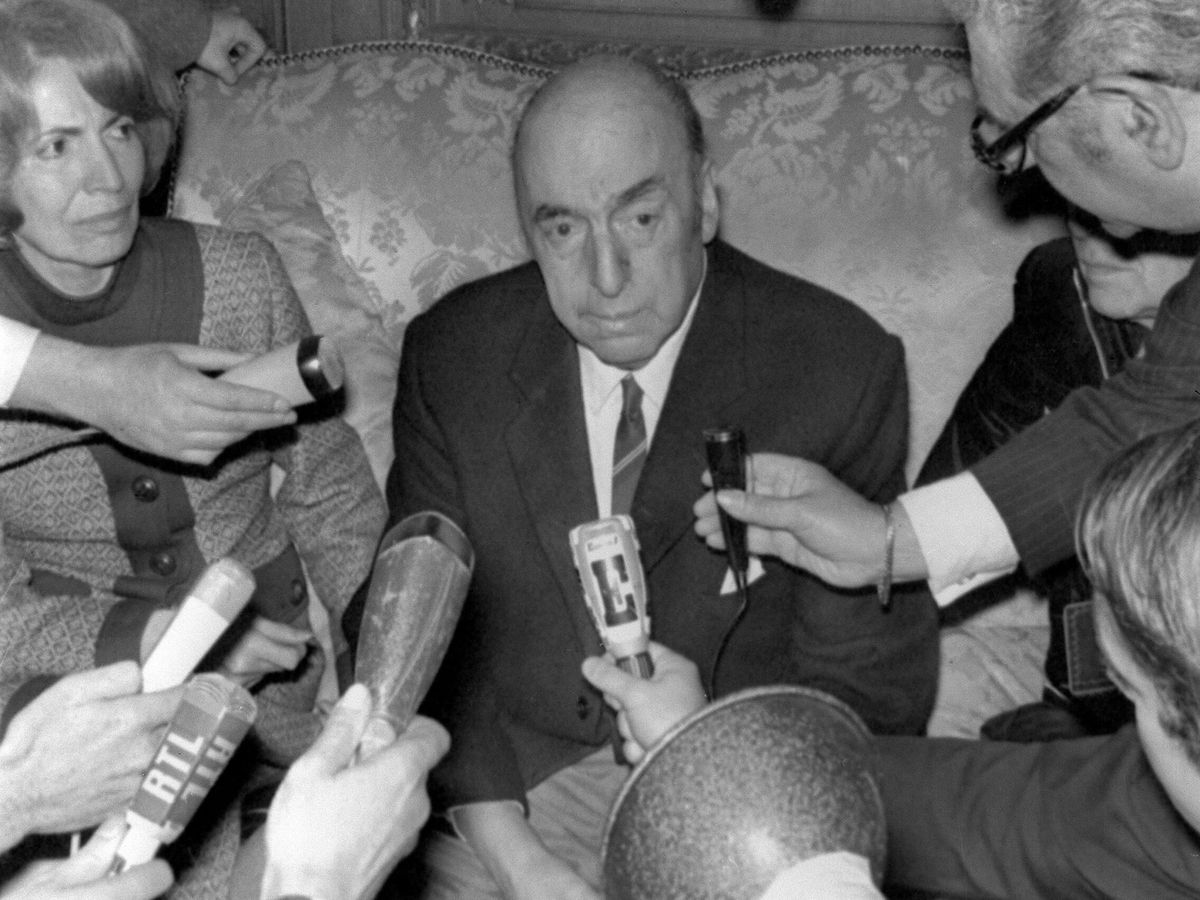 Foto: Fotografía de archivo de 1971 con Pablo Neruda, por entonces embajador de Chile en Francia, mientras da declaraciones a la prensa tras conocer que fue laureado con el Premio Nobel de Literatura, en París. (EFE)