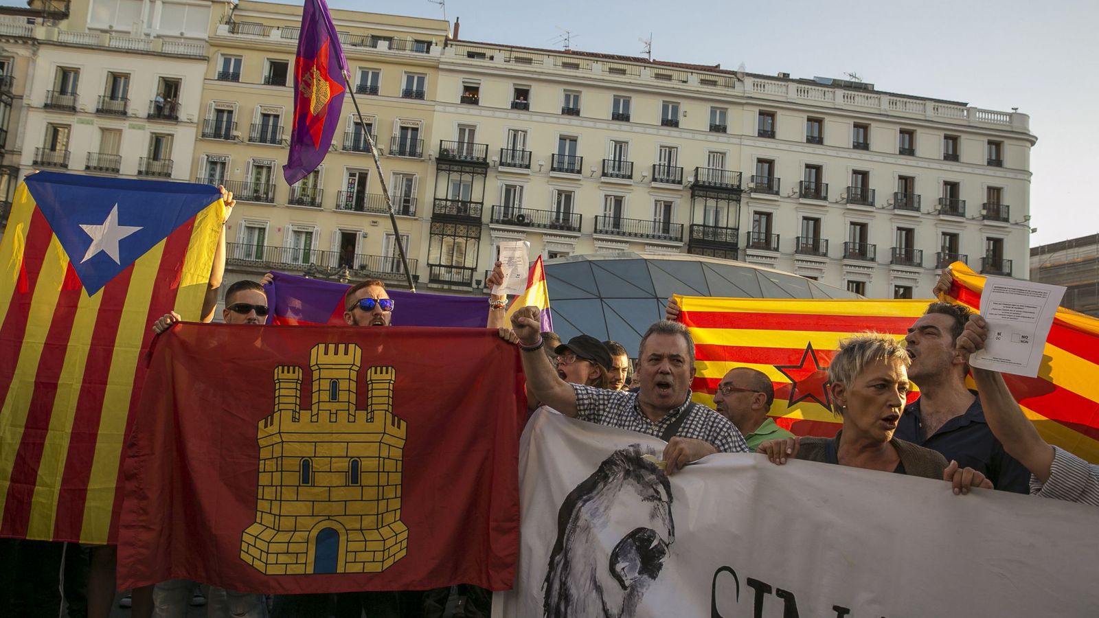 Foto: Un momento de la concentración convocada por partidos y plataformas como la coordinadora 25S esta tarde en la Puerta del Sol de Madrid. (EFE)