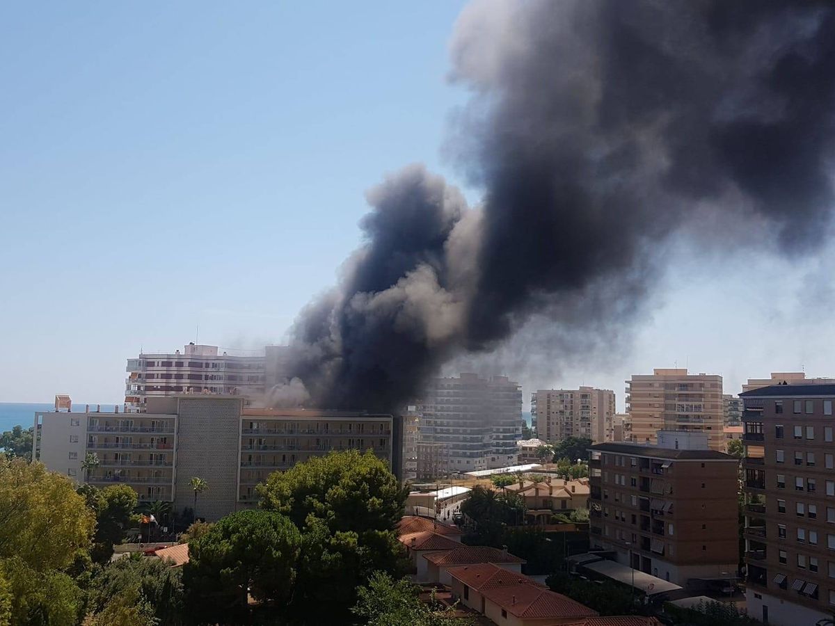 Foto: Un incendio en una zona de parking de un hotel de Benicàssim afecta a diez vehículos