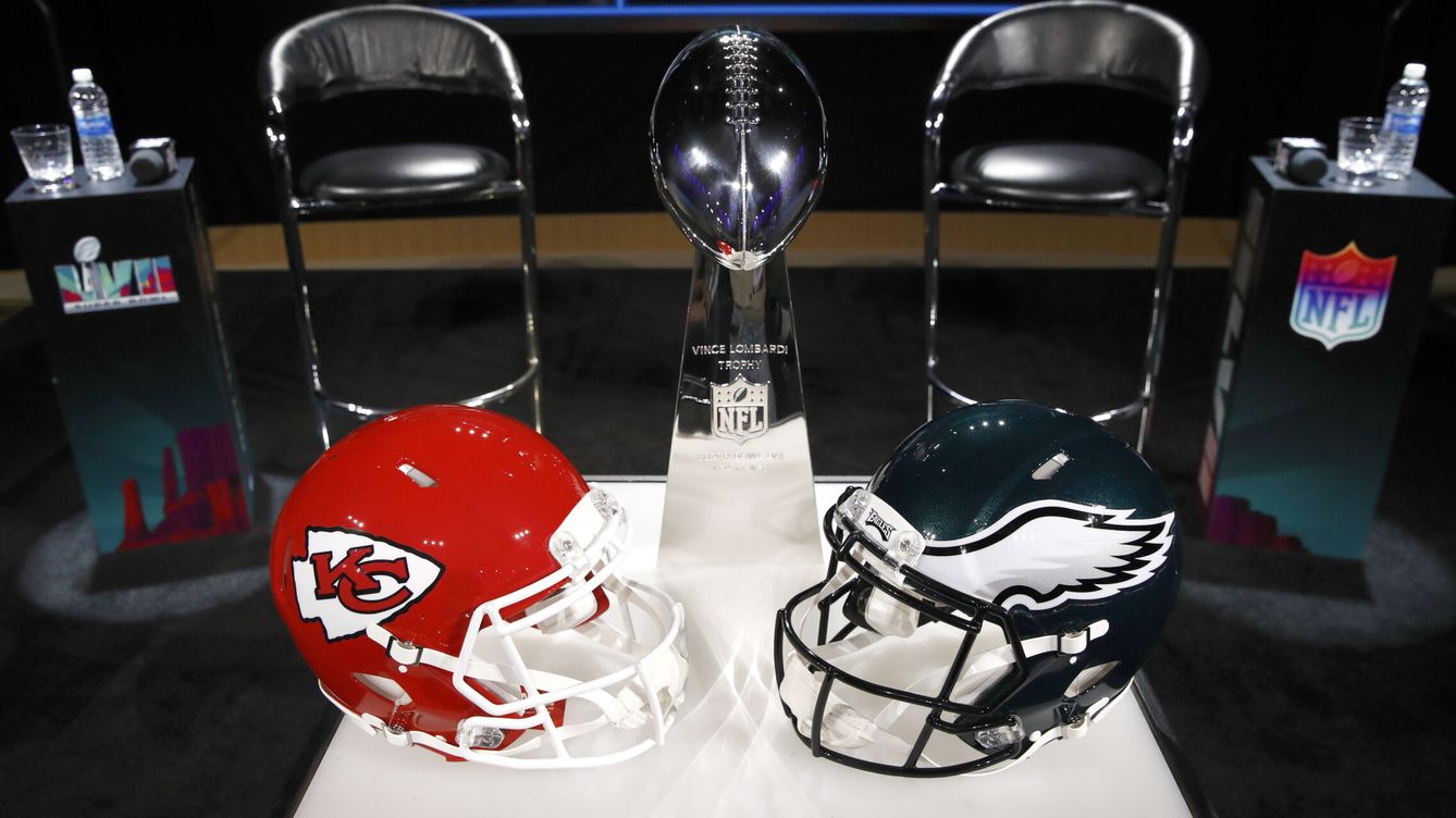 Foto: Los cascos de Chiefs (izquierda) y Eagles junto al trofeo Vince Lombardi. (EFE/Caroline Brehman)