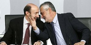 Rubalcaba extiende su poder en el PSOE con los nuevos ‘barones’ regionales
