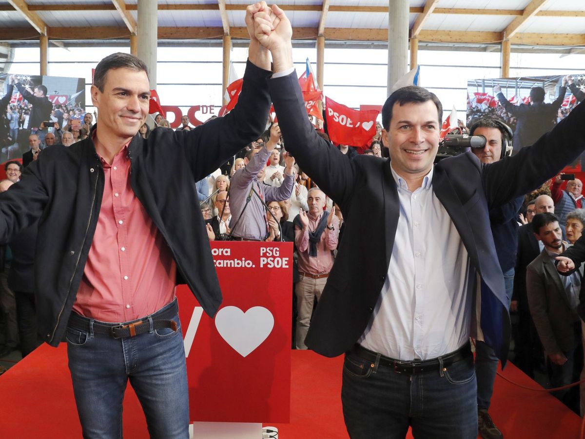 Foto: Pedro Sánchez y el líder del PSdeG y candidato a la Xunta, Gonzalo Caballero, este 23 de febrero en Santiago. (EFE)