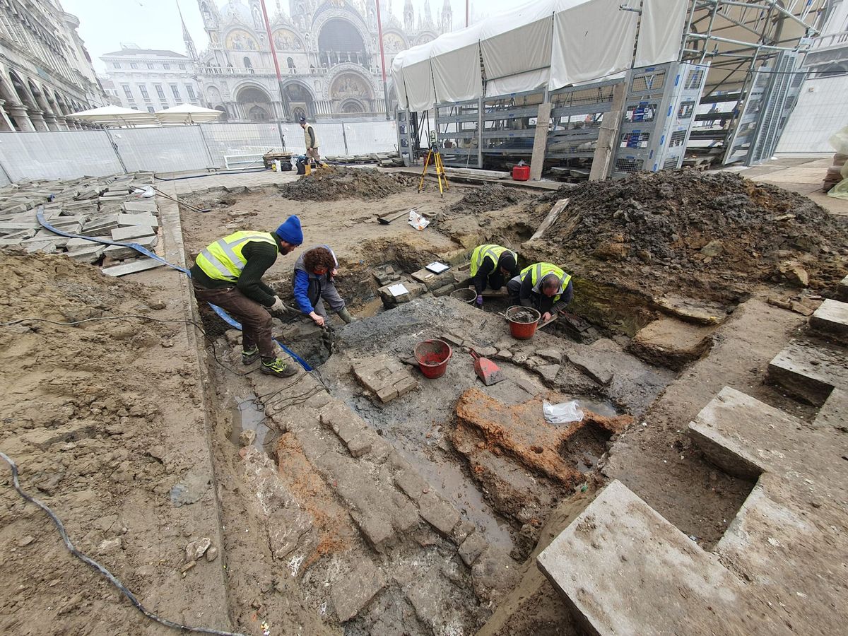Foto: Vista de los trabajos que han permitido descubrir los restos de una iglesia medieval bajo la Plaza de San Marcos en Venecia. EFE / Superintendencia Arqueológica de Venecia