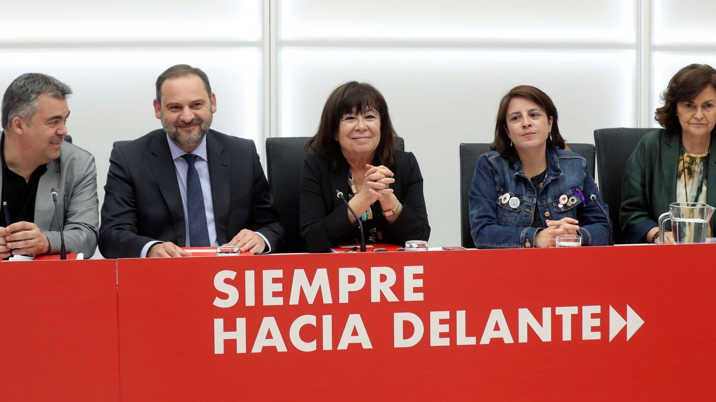 Los miembros de la ejecutiva federal Santos Cerdán (i), José Luis Ábalos (2i), Cristina Narbona (c), Adriana Lastra (2d) y Carmen Calvo (d), el pasado 27 de mayo en Ferraz. (EFE)