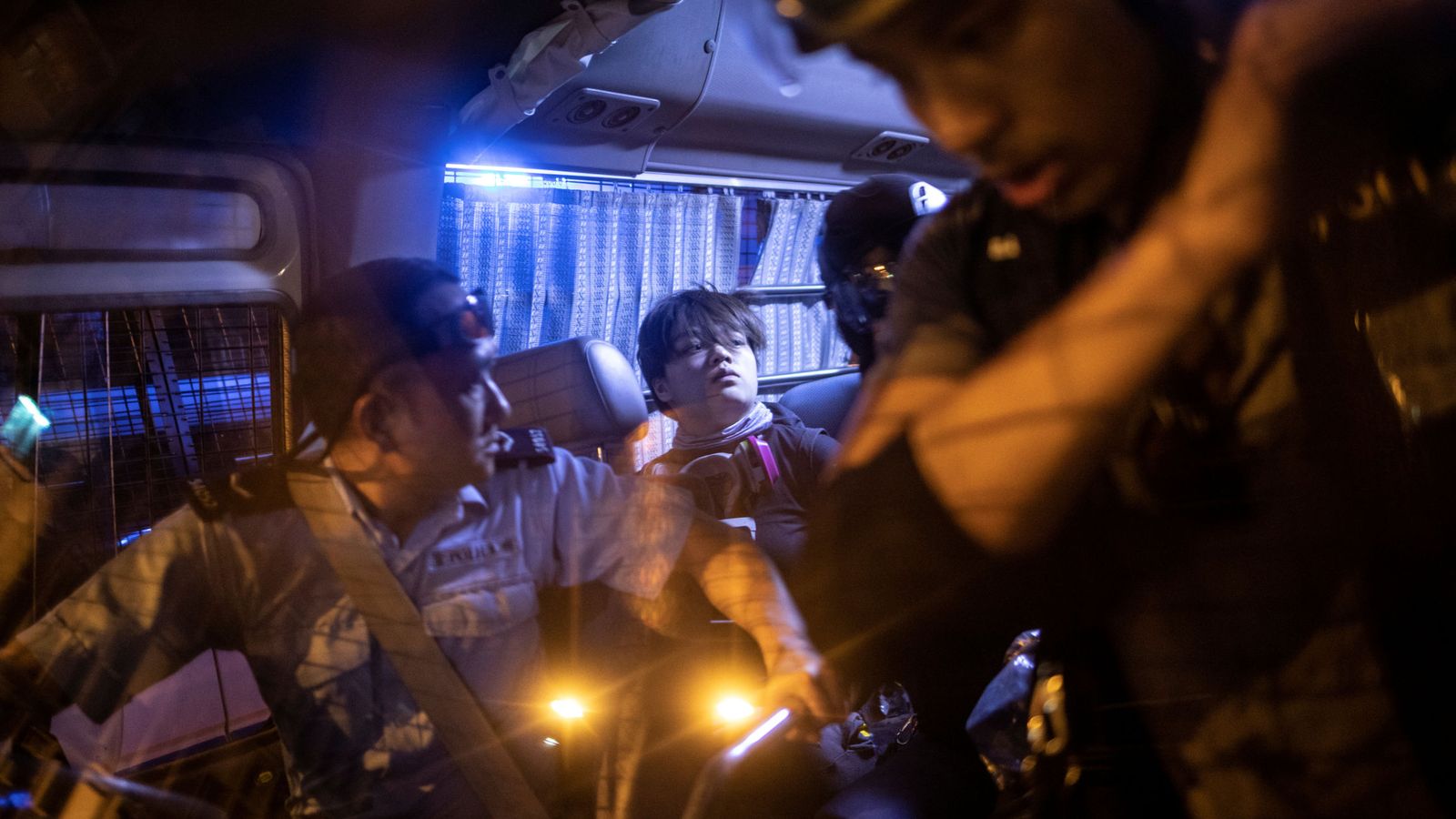 Foto: Un manifestante se sienta en un vehículo policial tras ser detenida en una protesta en Hong Kong. (Reuters)