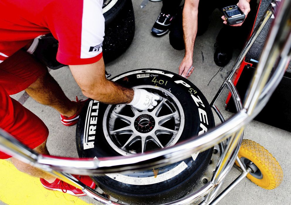 Foto: Mecánicos de Ferrari comprueban los neumáticos durante la segunda sesión de entrenamientos libres en el circuito de Nürburgring, Alemania. (EFE)