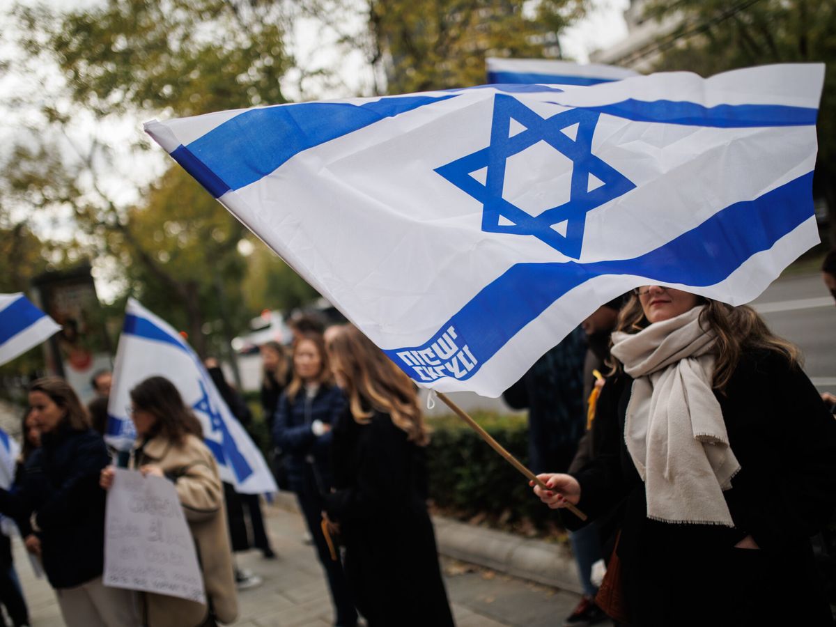 Foto: Varias mujeres con banderas de Israel. (Europa Press/Alejandro Martínez)