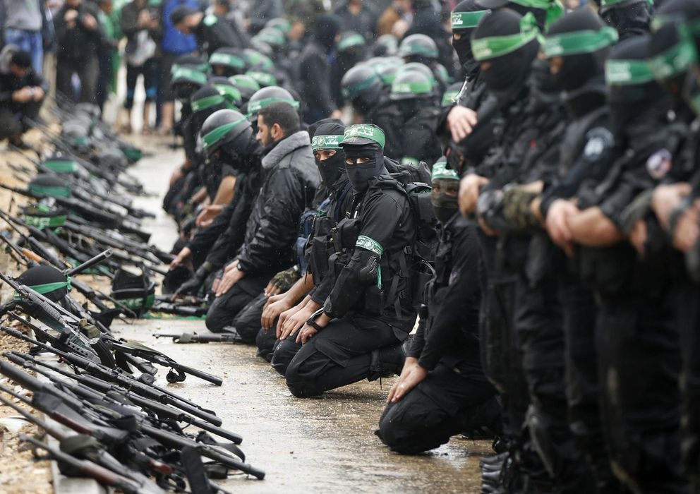 Foto: Miembros de las brigadas Al-Qassam, el brazo armado de Hamás, rezan antes de un desfile en Ciudad de Gaza (Reuters).