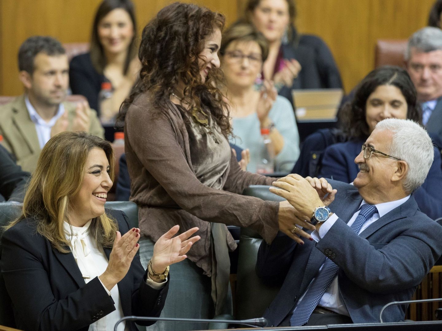 María Jesús Montero (c), con Susana Díaz y el vicepresidente de la Junta, Manuel Jiménez Barrios, el año pasado en el Parlamento andaluz. (EFE)