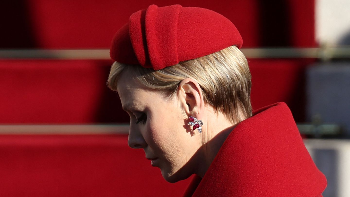 Charlène de Mónaco, con tocado rojo en la Fiesta Nacional. (Reuters/Claudia Greco)