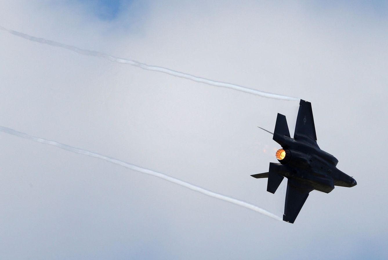 Algunos cazas militares, en la imagen un F-35, se diseñan específicamente para superar la velocidad del sonido. (Reuters)