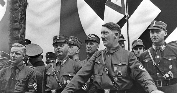 Foto: Hitler, dando un disco en Dortmund, en 1943. (Cordon Press)