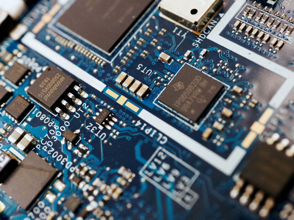 Foto: Chips semiconductores en el circuito de un ordenador. (Reuters/Florence Lo)