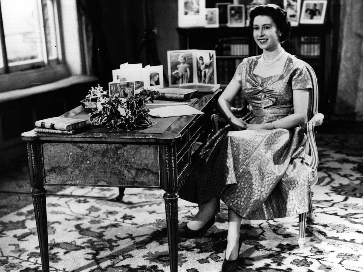 Foto: Isabel II, en su discurso de Navidad de 1957. (Keystone/Getty Images)