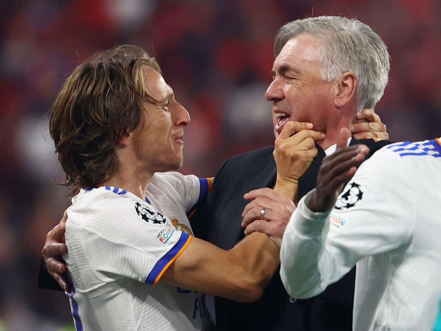 Ancelotti y Modric se abrazan efusivamente en una victoria del Real Madrid