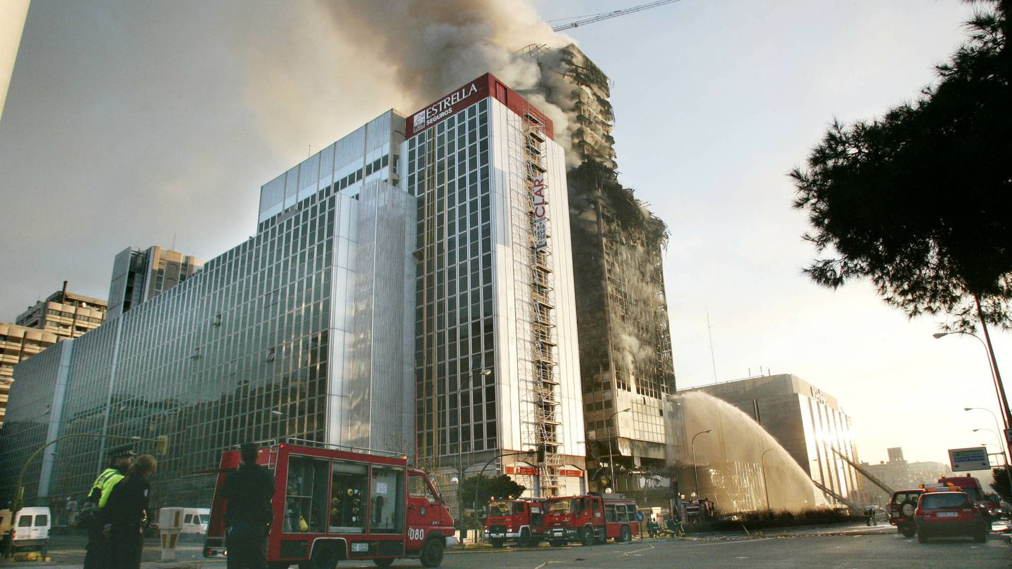 Imagen del edificio Windsor ardiendo. (Reuters)