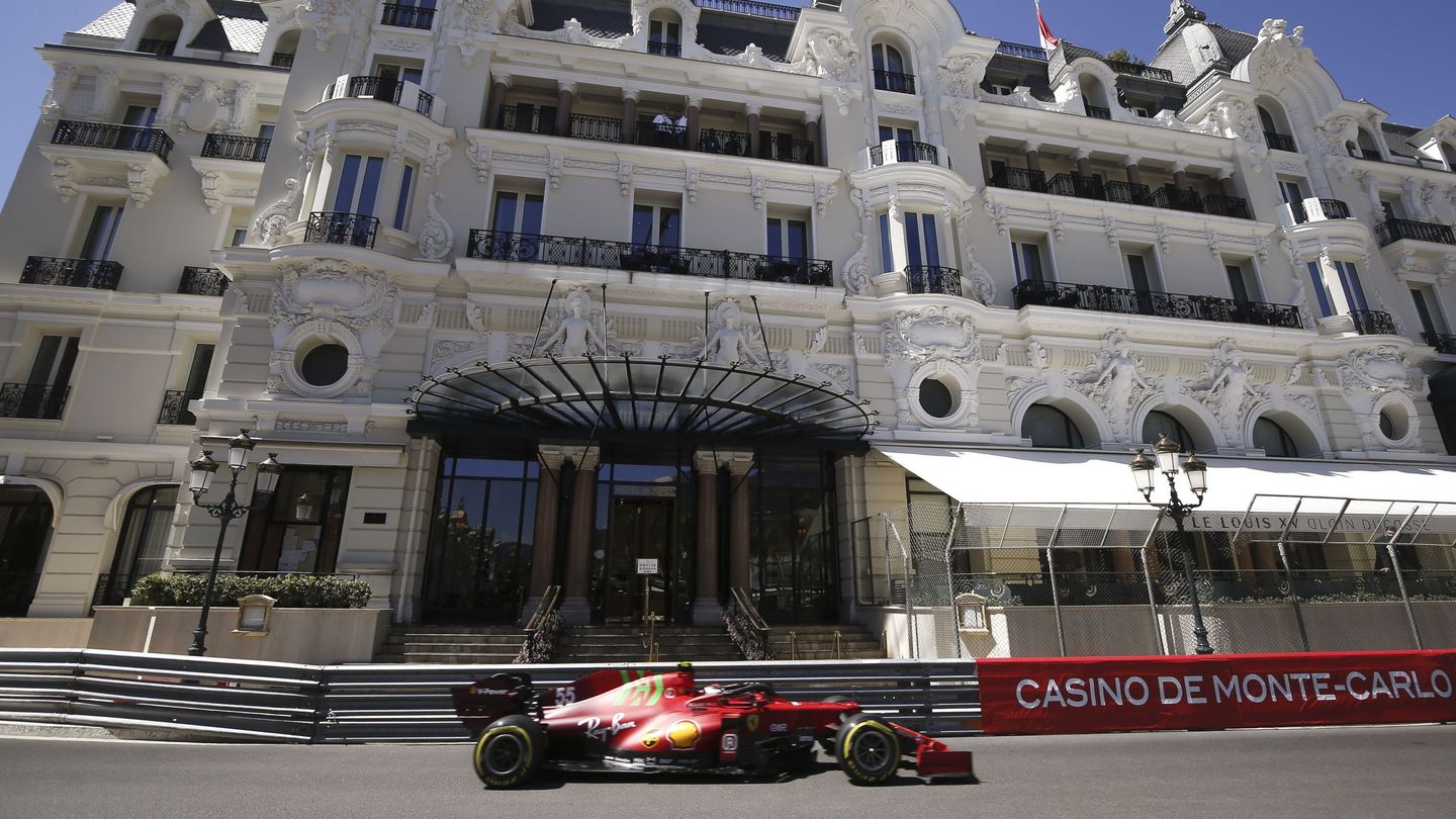 Carlos Sainz, en el espectacular circuito de Mónaco. (Efe)