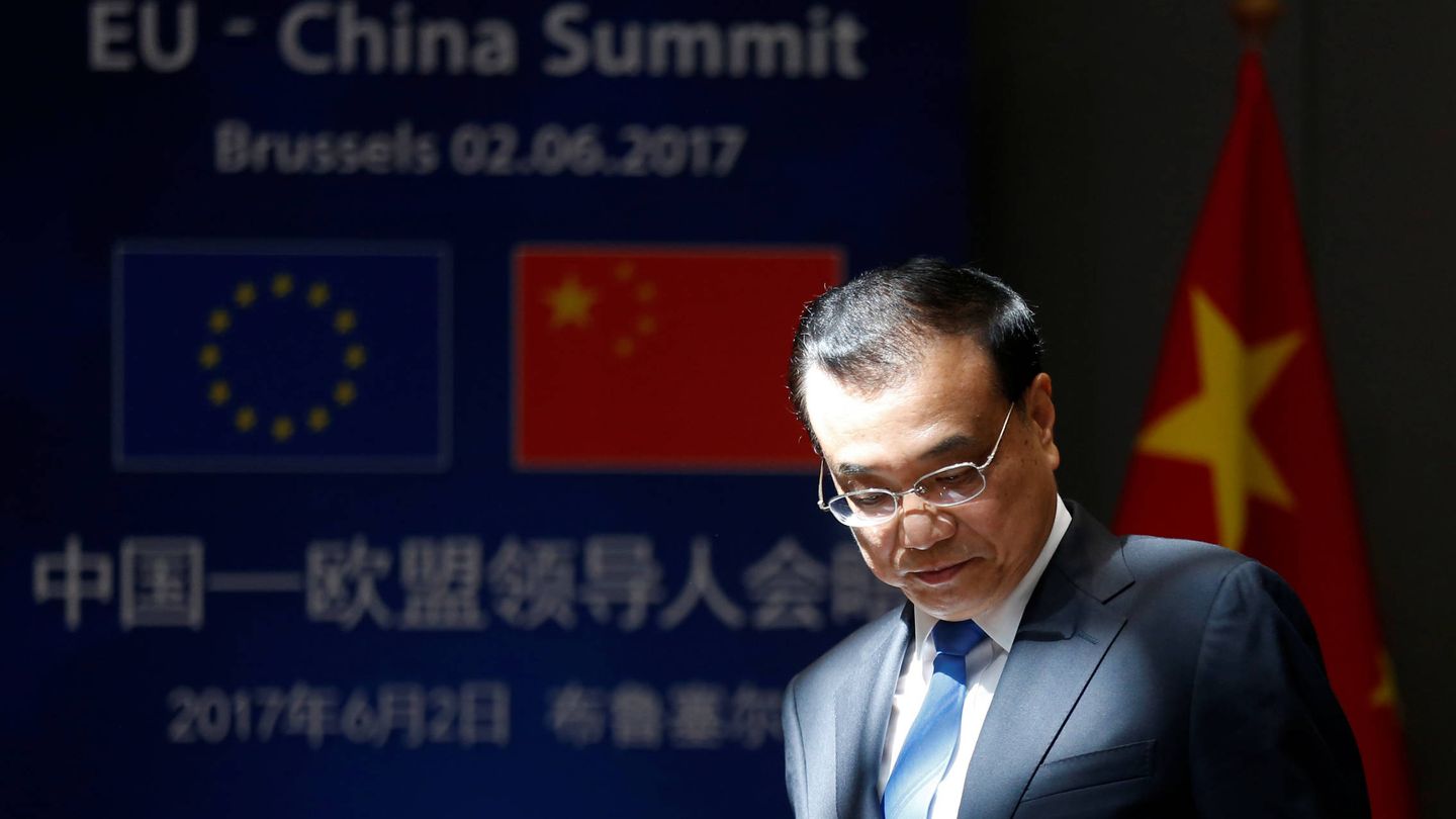 El 'premier' chino Li Keqiang a su llegada a una cumbre China-UE en Bruselas, en junio de 2017. (Reuters)
