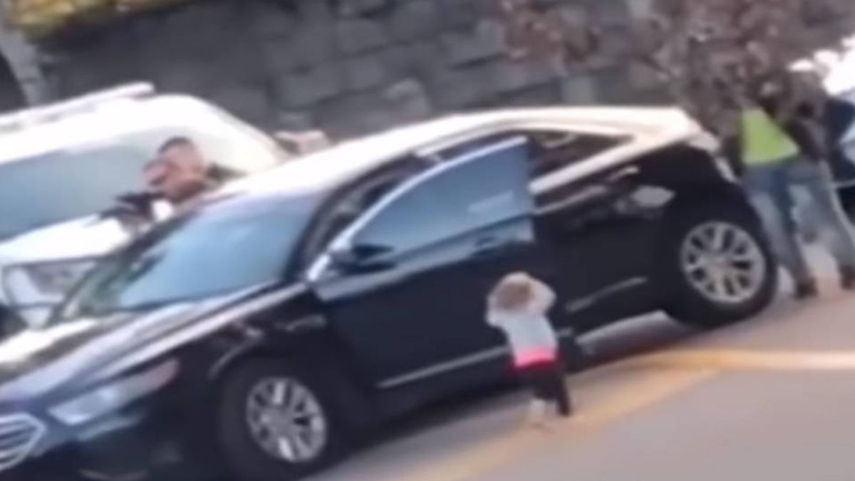 Vídeo: un bebé baja del coche con las manos en alto ante la policía