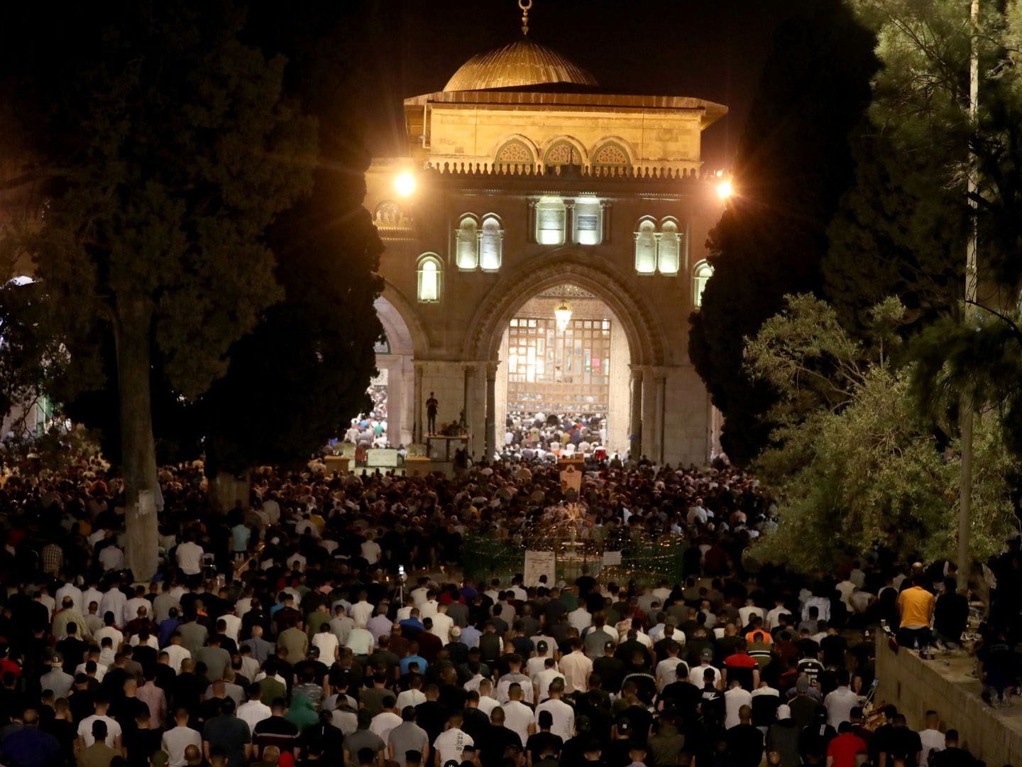 Un momento de la oración masiva de palestinos en Laylat al-Qadr. (Reuters)