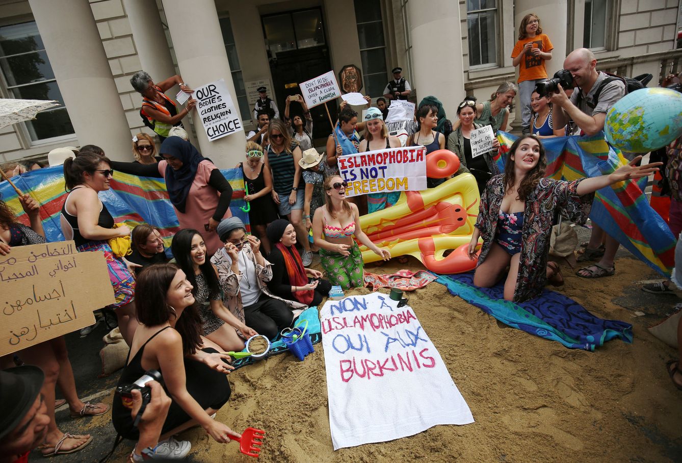 Protesta en la puerta de la embajada francesa en Londres. (Reuters)