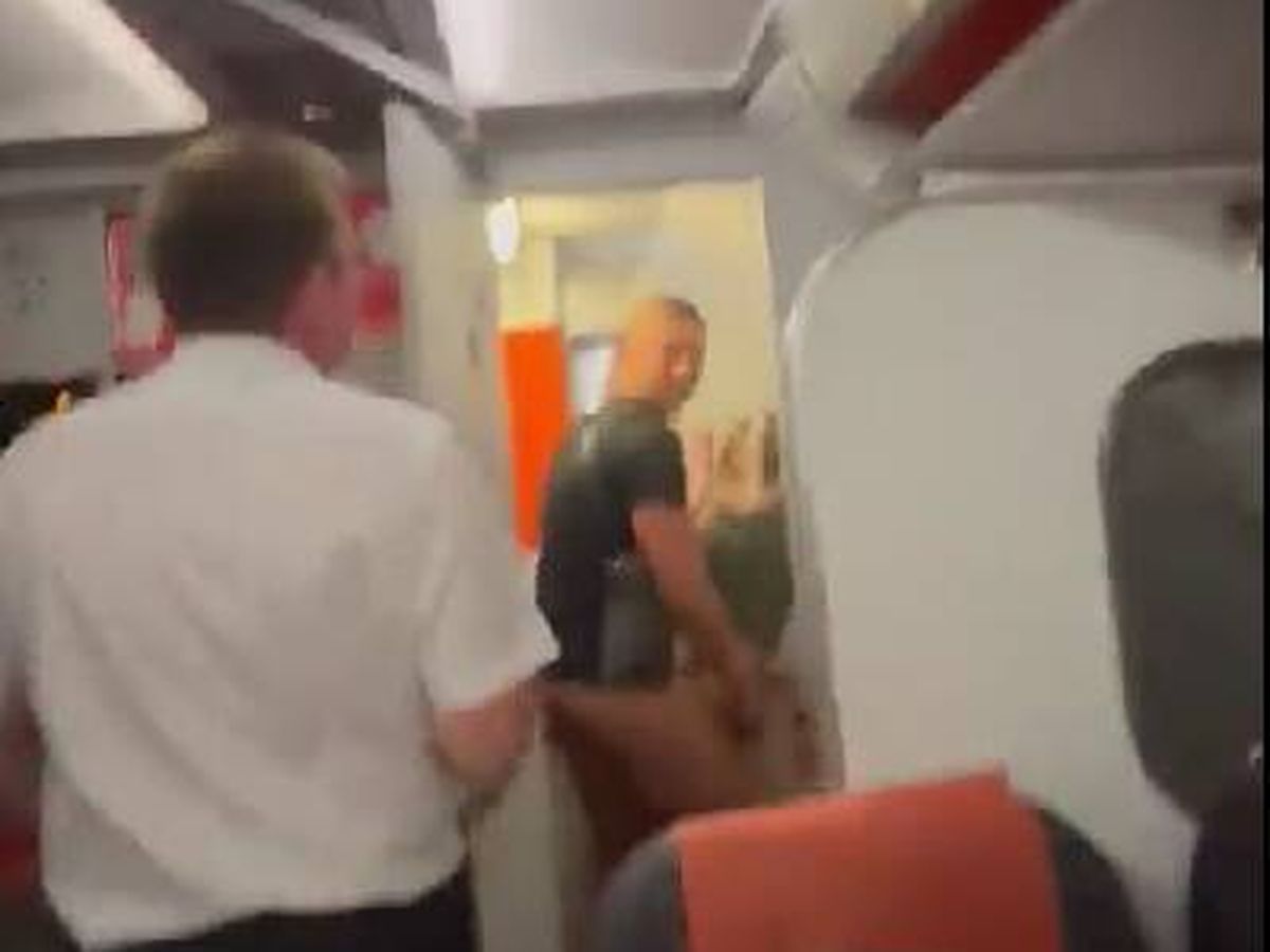 Foto: Un azafato de un avión EasyJet abrió la puerta del baño mientras dos pasajeros tenían sexo y este es el por qué.(Twitter)