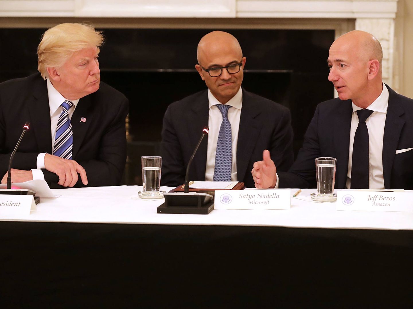 Bezos, en una reunión con su 'enemigo' Trump. (Getty)