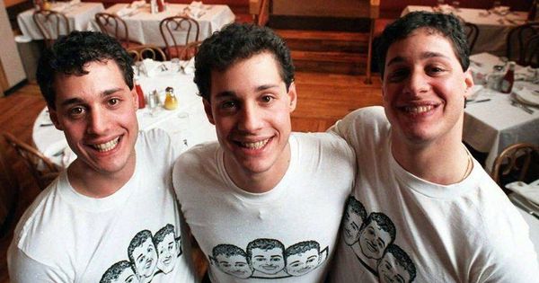 Foto: Los trillizos del experimento en una imagen de 'Tres idénticos desconocidos'
