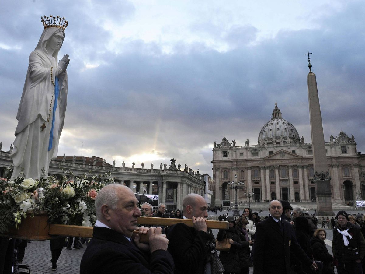 Foto: Procesión de la Virgen María de Lourdes en el Vaticano por el Día Mundial de los Enfermos (EFE/Schiavella)