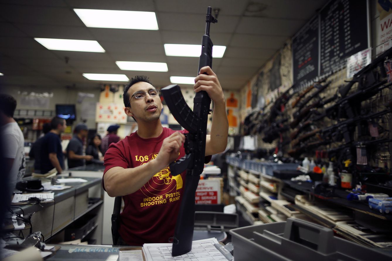 Foto: Un empleado de un club de tiro de Los Ángeles muestra a unos clientes la seguridad de un arma, el 23 de enero de 2013 (Reuters). 