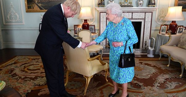 Foto: Boris Johnson y la Reina. (Reuters)