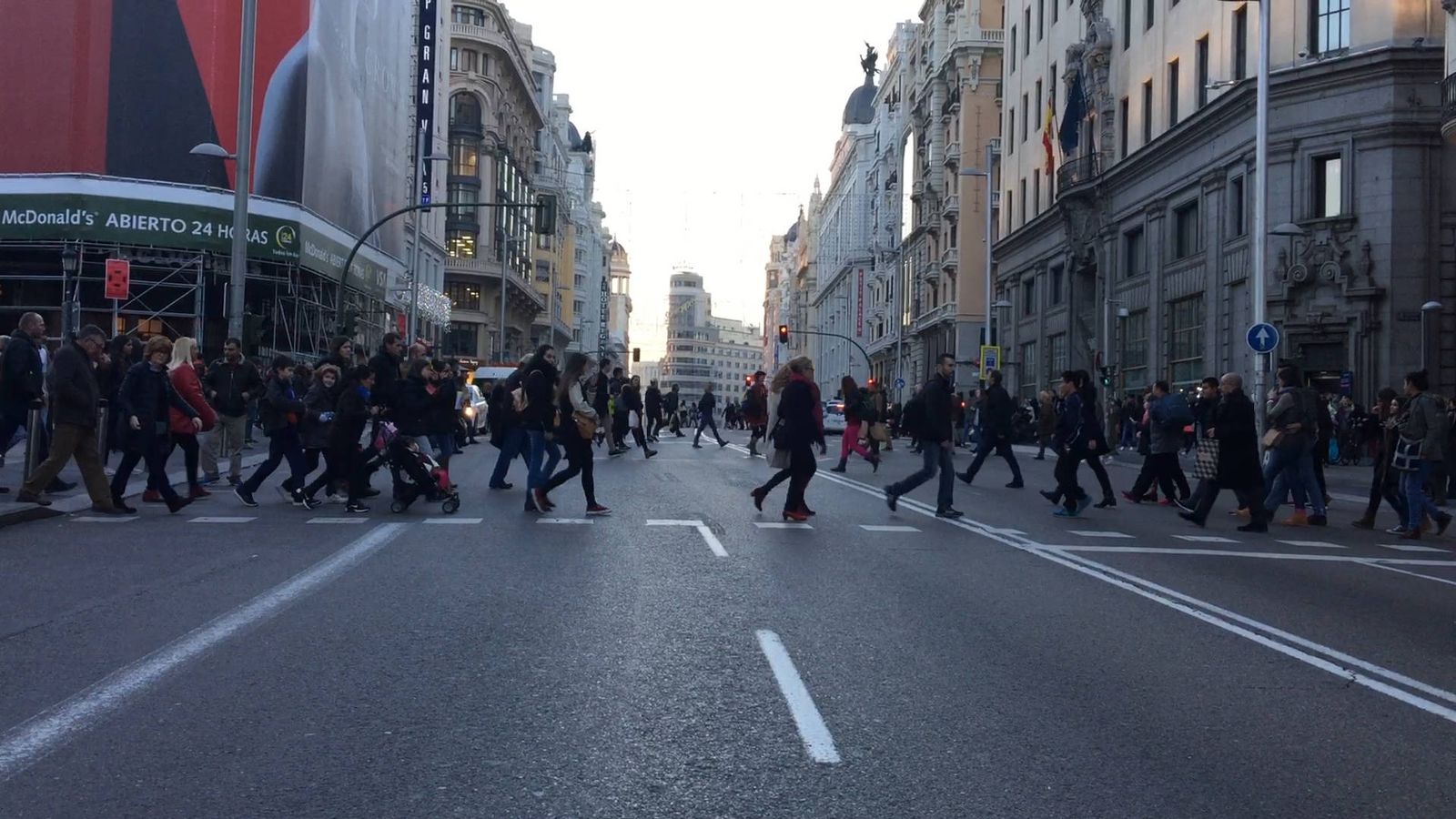 Foto: Los peatones disfrutan de la Gran Vía durante el primer día del corte de tráfico navideño. (Ernesto Torrico)