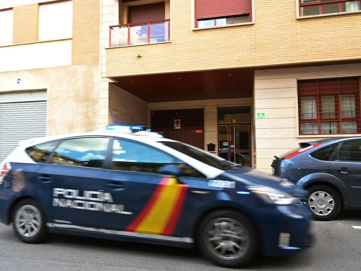 Foto: Un coche de la Policía Nacional en el portal donde presuntamente un menor de 17 años ha matado a su madre tras una discusión. (Europa Press/Andrés Rodríguez)