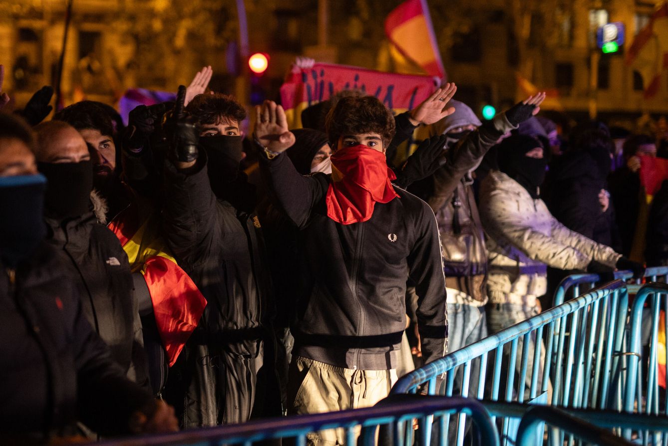 Manifestantes cantan 'Cara al sol' en la calle Ferraz. (Europa Press/Alejandro Martínez Vélez)