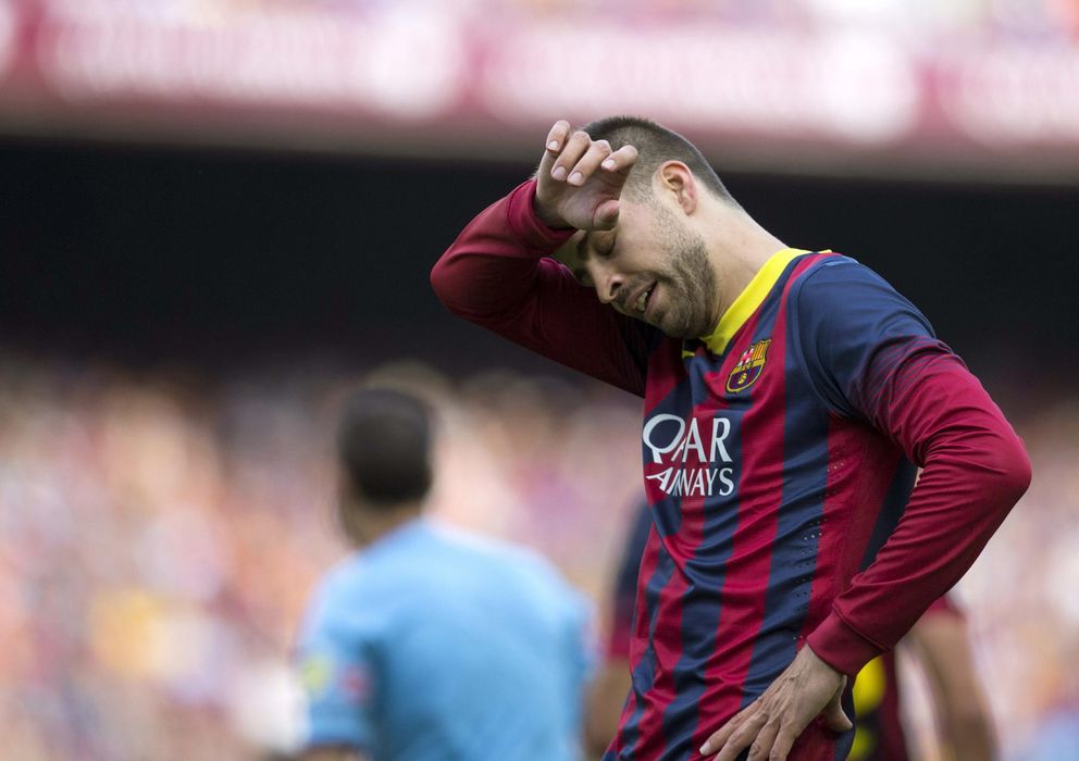 Foto: Piqué se seca el sudor durante un encuentro del Barcelona este curso. 