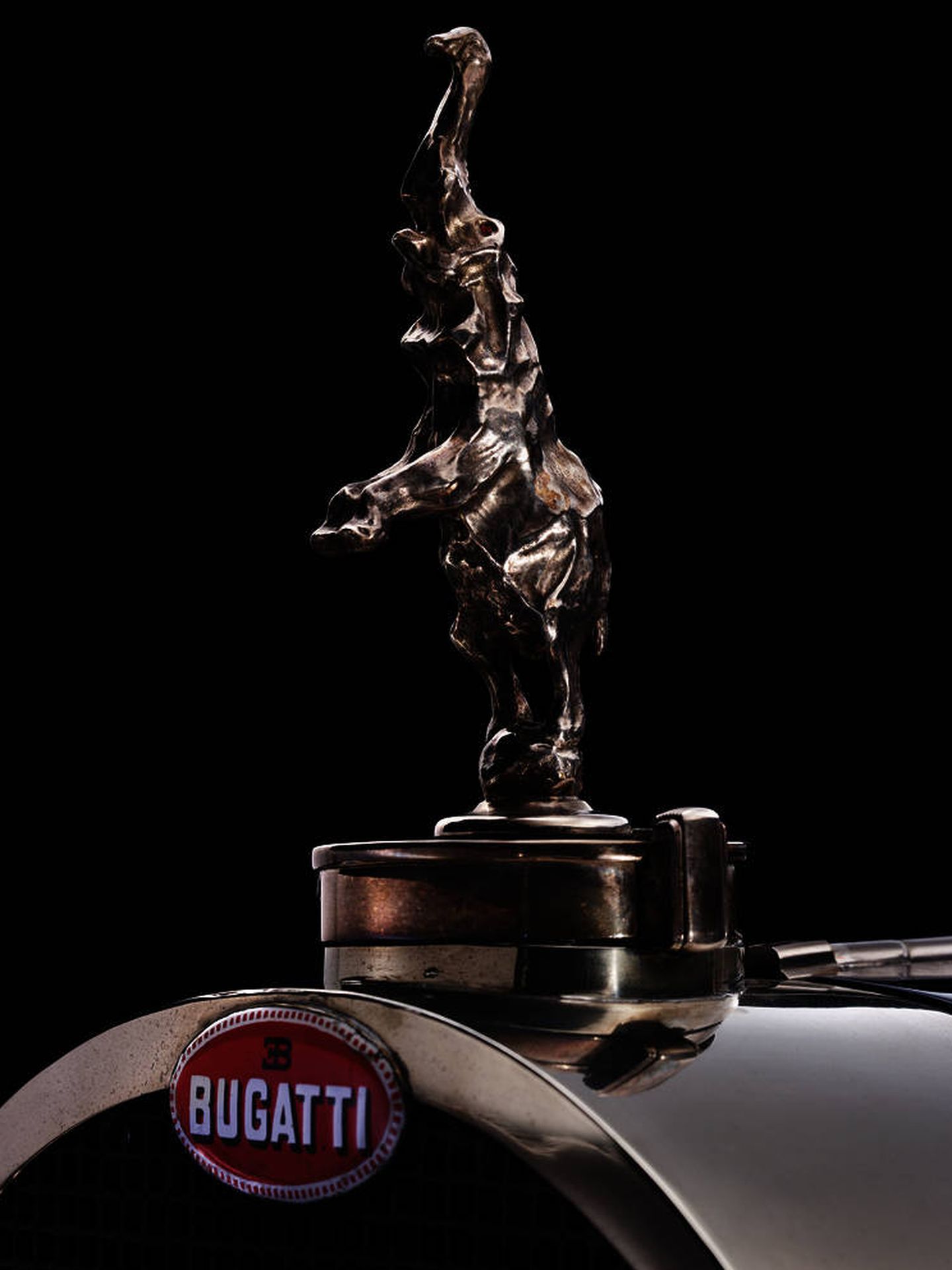 Esta es la figura que llevaban en su tapón del radiador los Royale, los únicos Bugatti con este elemento. 