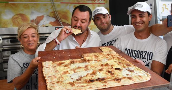 Foto: Salvini almorzando en Génova (EFE)