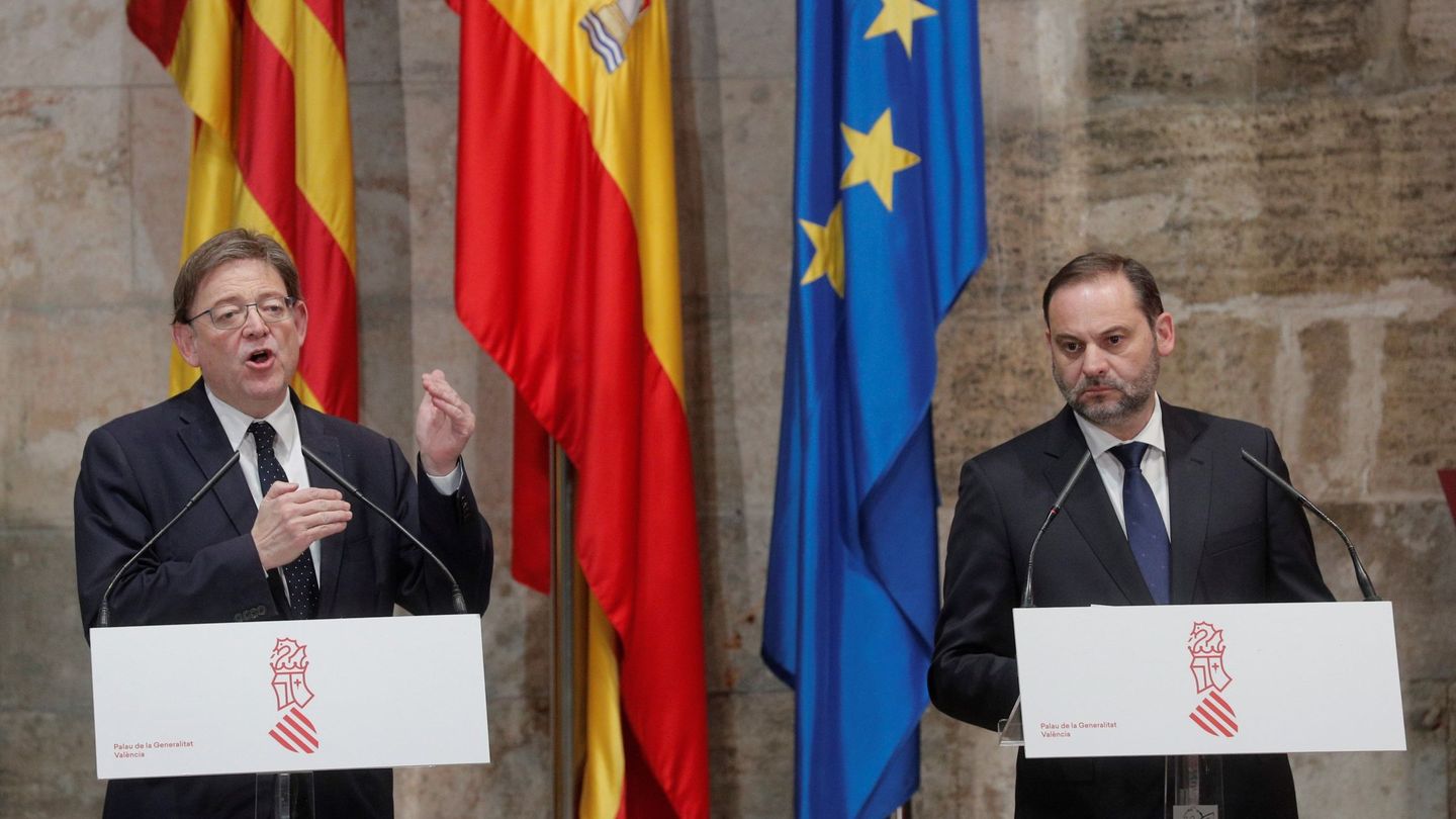 El presidente de la Generalitat, Ximo Puig, y el ministro de Fomento, José Luis Ábalos, durante la rueda de prensa que ofrecieron tras la reunión para analizar las inversiones de los PGE. (EFE)
