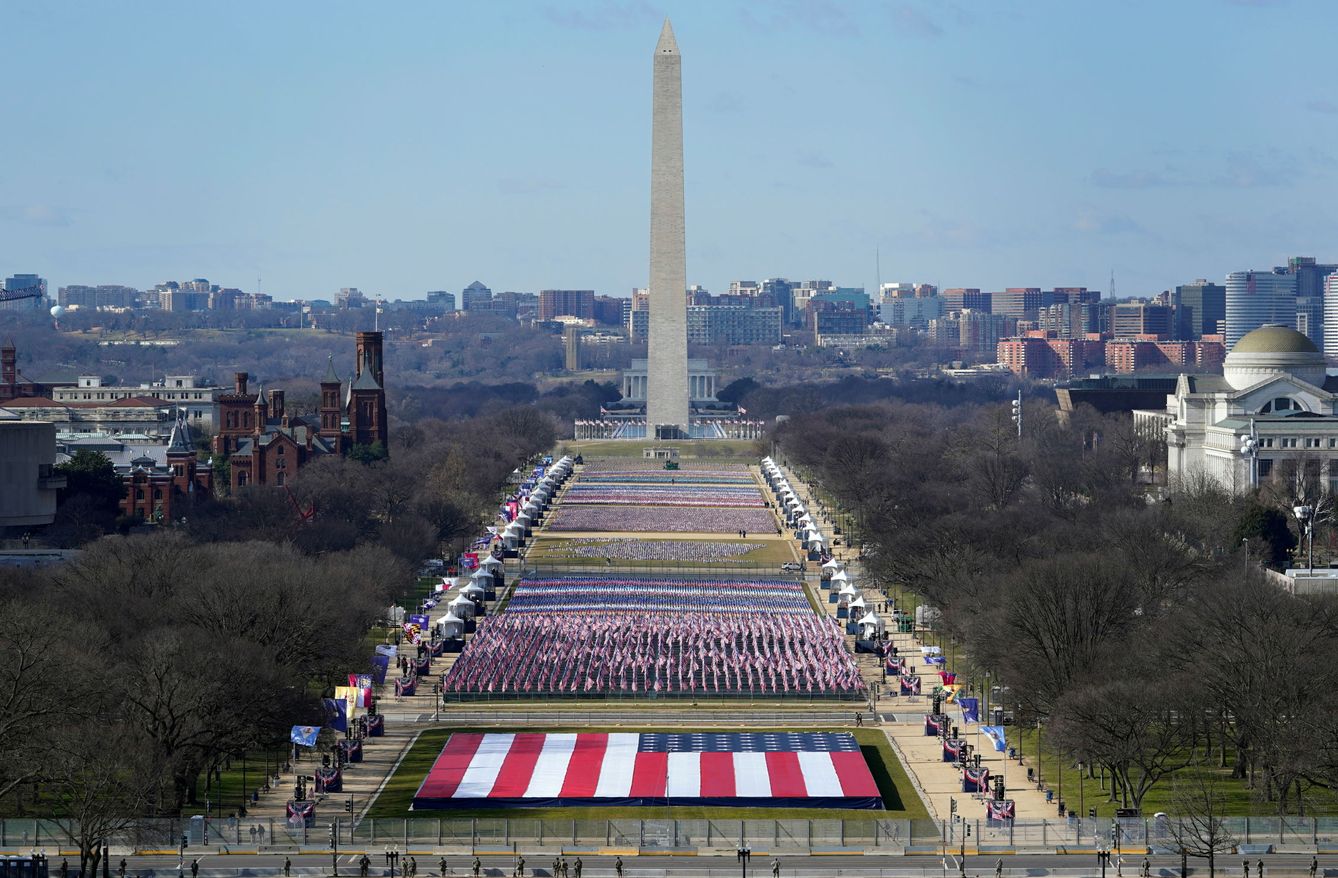 Cientos de miles de banderas estadounidenses adornan el National Mall. (Reuters)