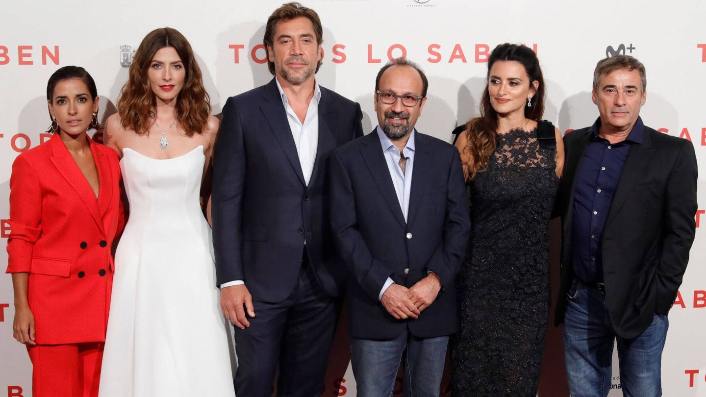 Asghar Farhadi, director de 'Todos lo saben', posa junto a los actores Imma Cuesta, Bárbara Lennie Javier Bardem, Penélope Cruz y Eduard Fernández. (Efe)